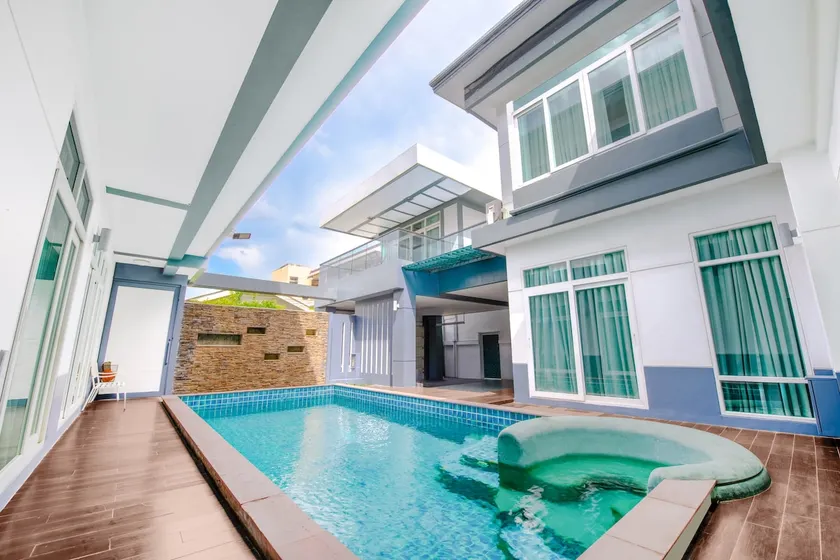 Luxury Pure Modern Pool Villa 5Bed KTV Gym Nr BTS&Central - Image 1