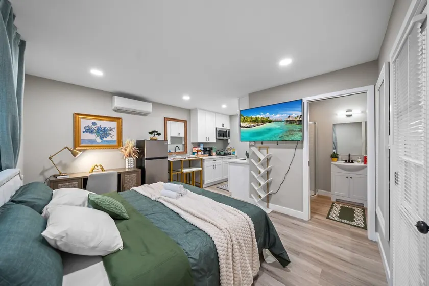 Modern Studio w King Bed, Full Kitchen, Gated Yard - Image 1