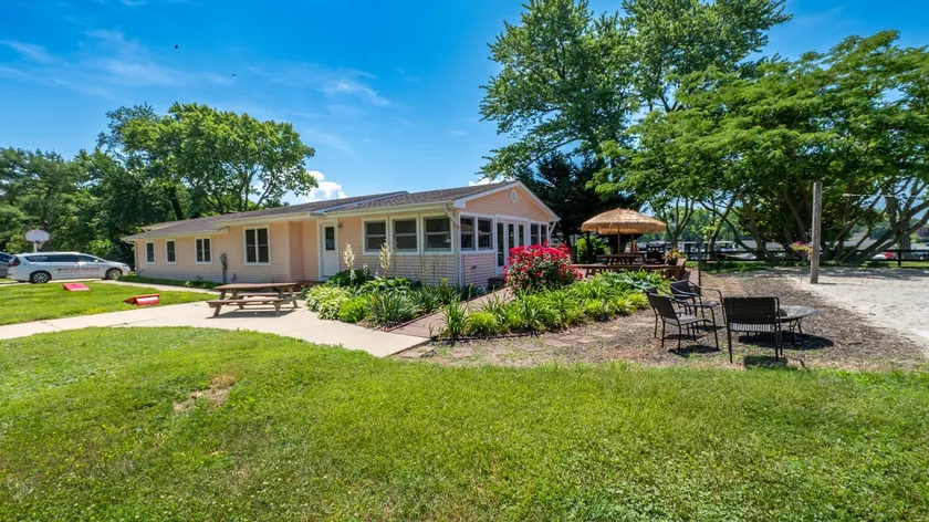 Kent Island Beach House - ”Pink” House in Kentmorr - Image 1