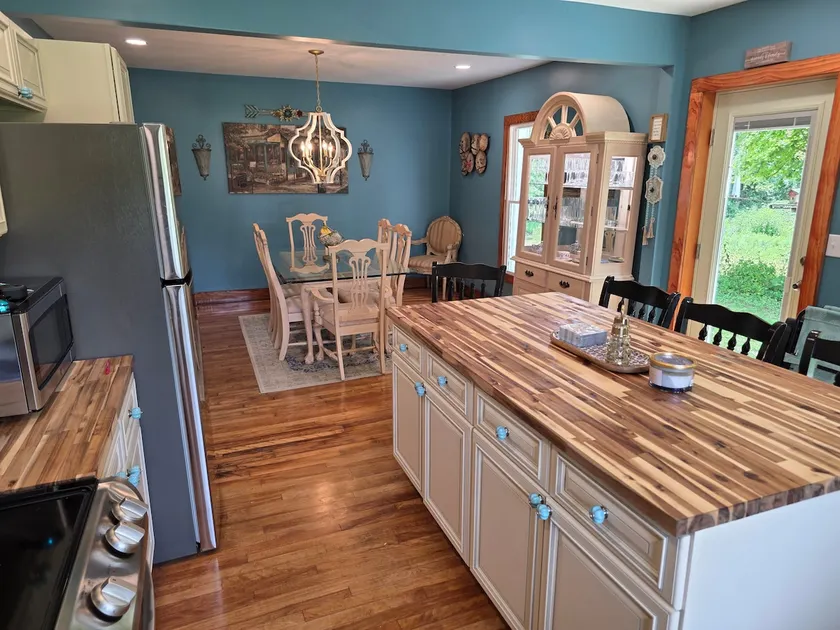 River Bend: A Charming Riverside Retreat - Image 1