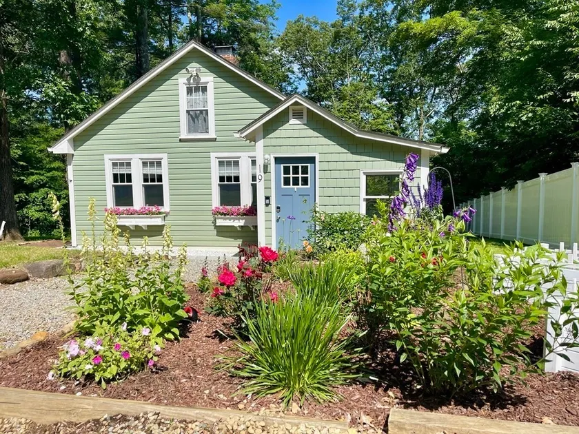 Blue Bungalow 19 | Brimfield close to Sturbridge - Image 1