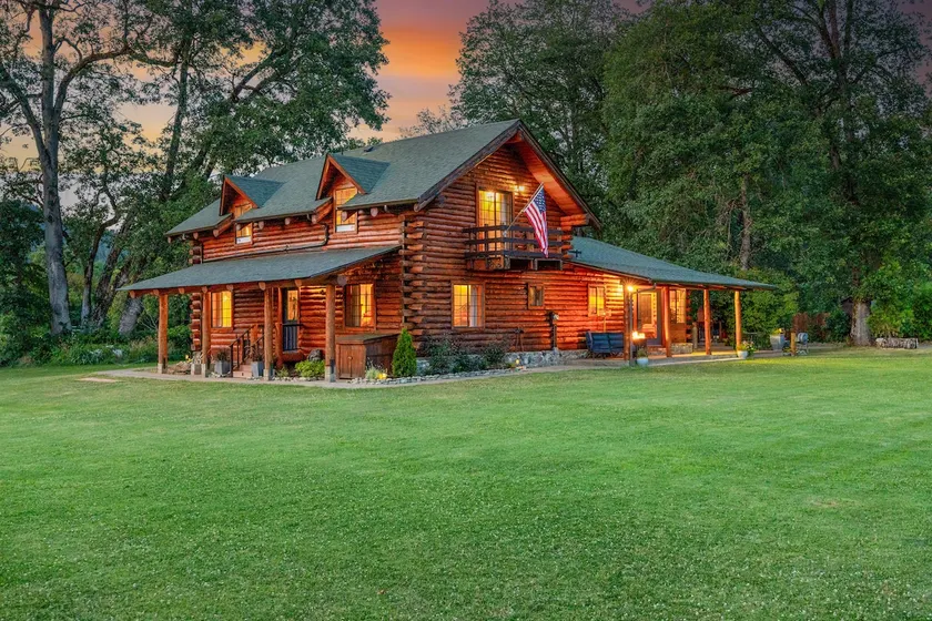The Starlight Lodge Stylish Vintage Cabin- Hot Tub - Image 1