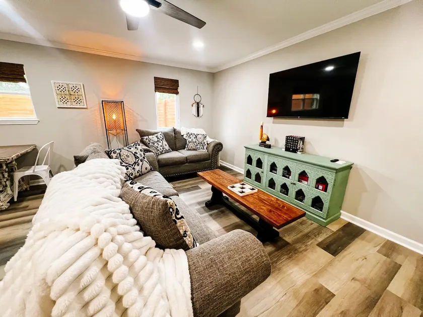 Stylish Guesthouse Near Trails + Peaceful Vibe - Image 1