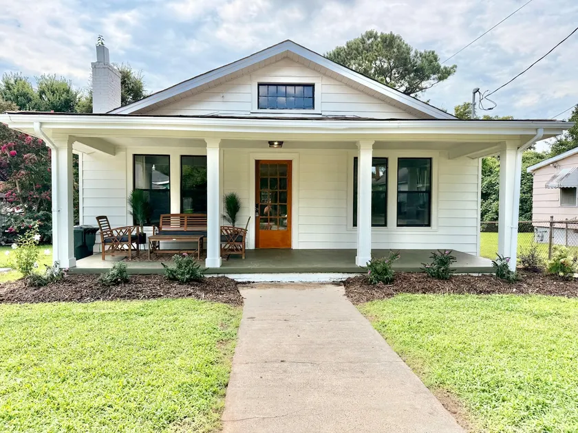 Charming Downtown Family Home with Fenced Yard - Image 1