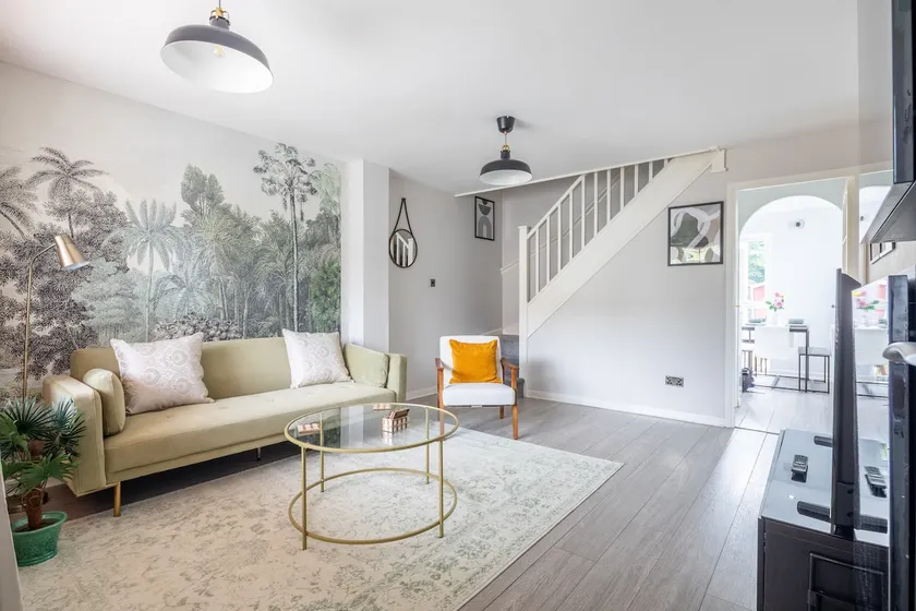 Stylish 2-Bed Home in Cambridge - Image 1