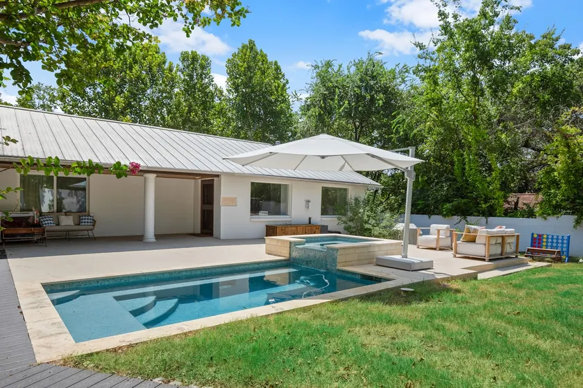 SoCo & S. Lamar Dining Steps Away • Heated Pool - Image 1