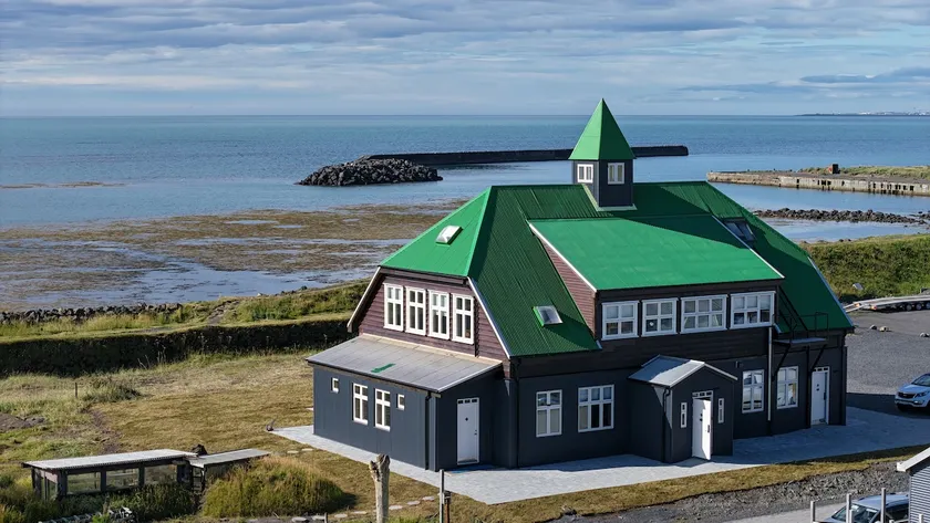 Luxury South Iceland Retreat | Sea Views | Hot Tub - Image 1
