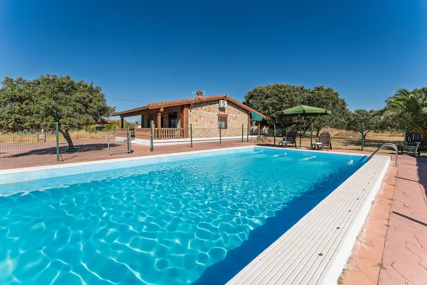 Pet-friendly cabin with pool and private patio - Image 1