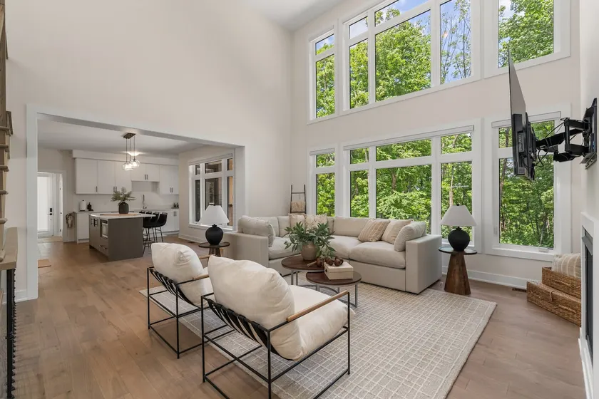 Luxury 4BR Home w/ Games Room, BBQ & Sunroom - Image 1