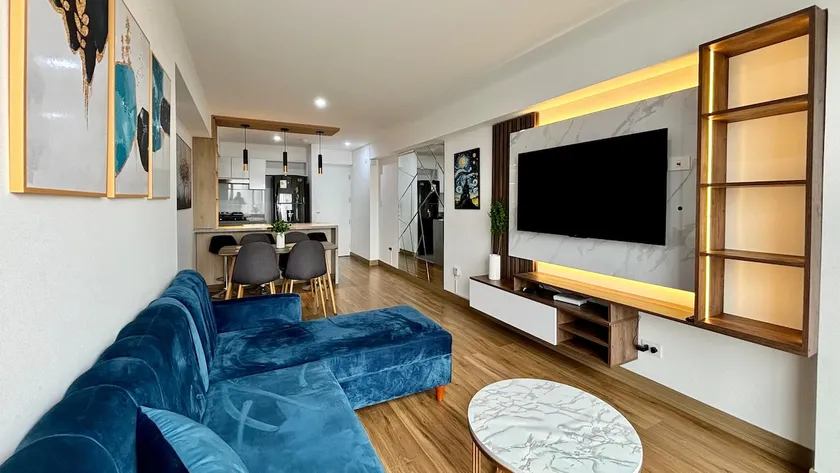 Exclusive and central apartment with parking - Image 1