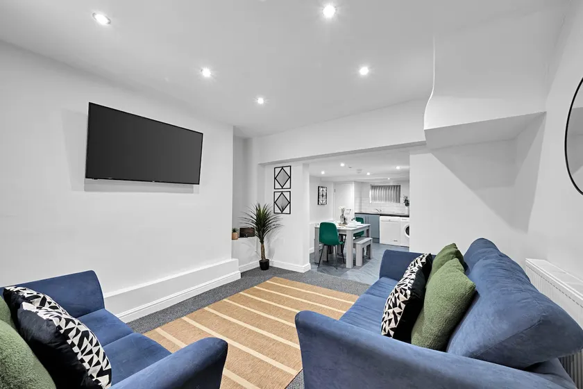 Kemble House - Spacious 5 Bedroom - Sleeps 10 - Image 1