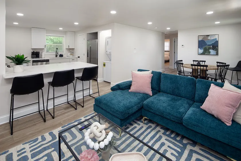 Chic & Cozy Escape | Sleeps 6 Comfortably - Image 1