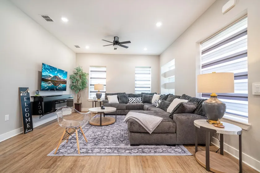 Modern | 4 TVs| 1 King+2 Queens| 1 GbWi-Fi| BBQ - Image 1
