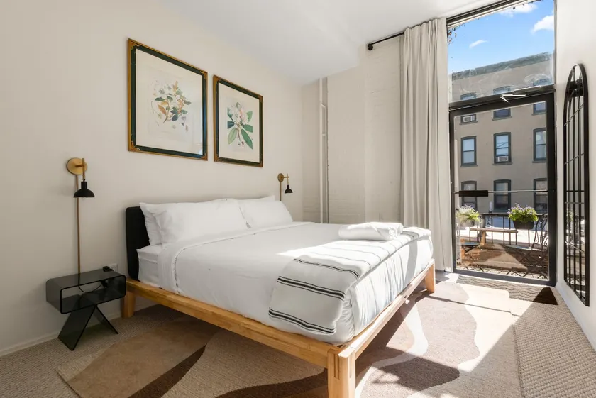 Spacious Central City Gem | 5 King Beds | Balcony - Image 1