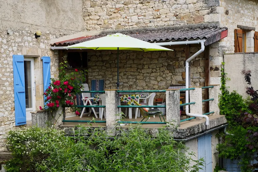 Village house with garden and terraces - Image 1