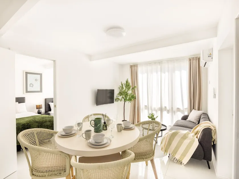 Modern Studio Retreat in Heart of Sunnybank - Image 1
