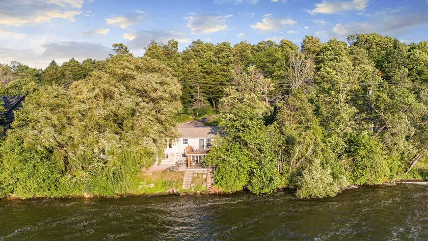 LakeSide Retreat with Sauna in Port Perry - Image 1