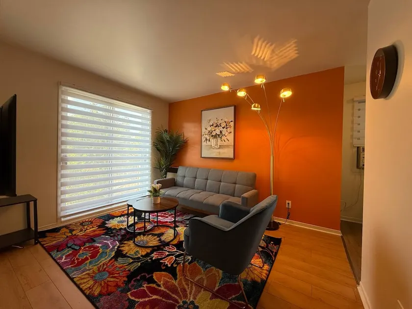 Comfortable 1BR in West Island + Free Parking - Image 1