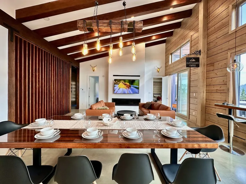 Cliffhanger Chalet · Hot Tub · Sauna · 16 Guests - Image 1