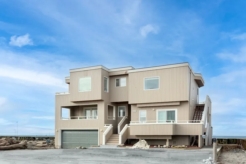 3b1.5b Waterfront Upper Unit @Oak Harbor - Image 1