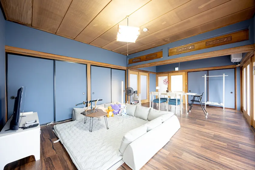 You can lie down and relax. * A private, standalone house with free parking for up to 2 cars * Sleeps 1-8 people - Image 1