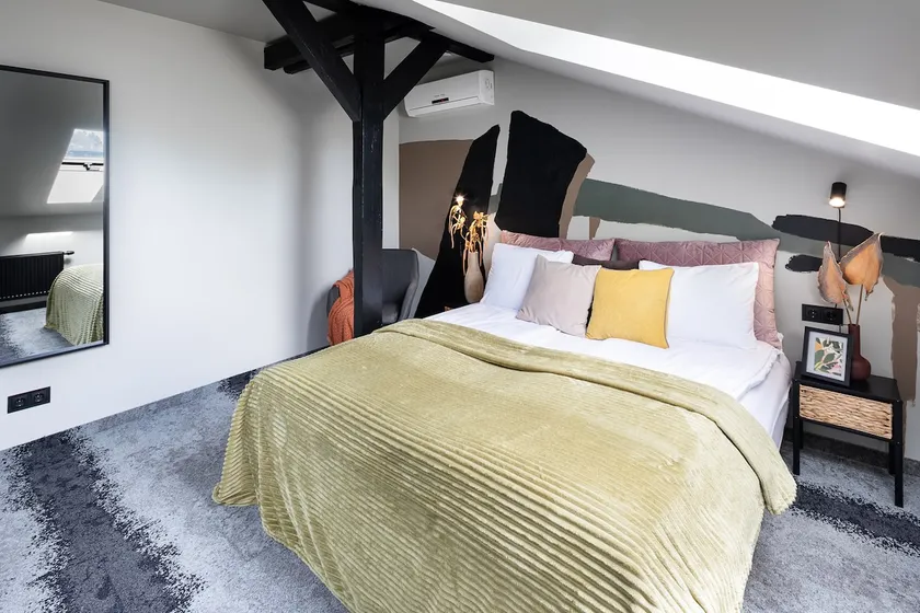Modern Attic Apartment with Parking - Image 1