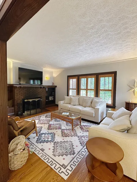 Charming 3BR – Walk to Downtown! - Image 1