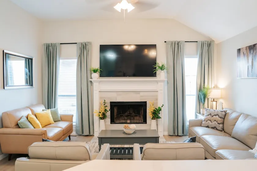 Large 3-Bd Home Garage Access | Sleeps 8 Guests - Image 1