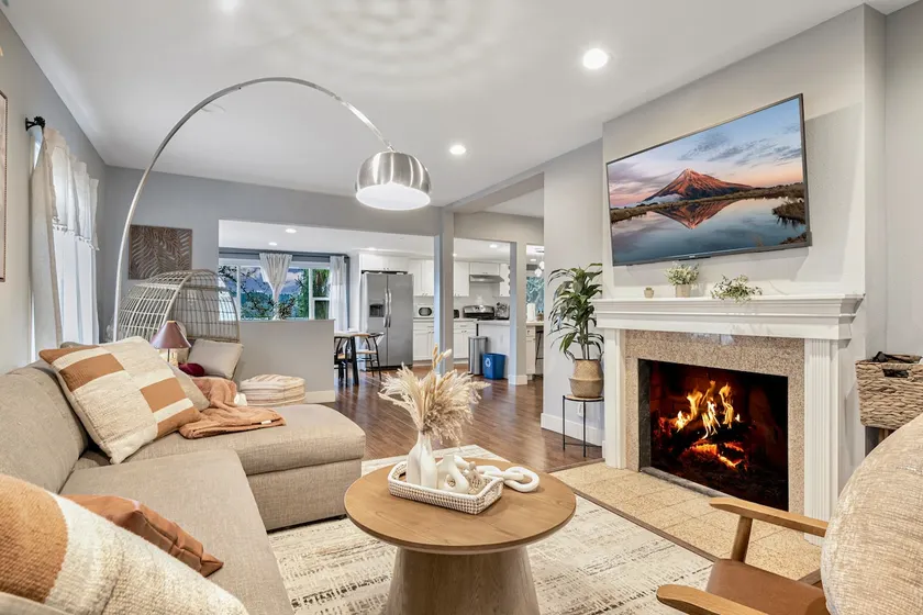 Peaceful Upper Unit in Edmonds | Mins to Ferry - Image 1