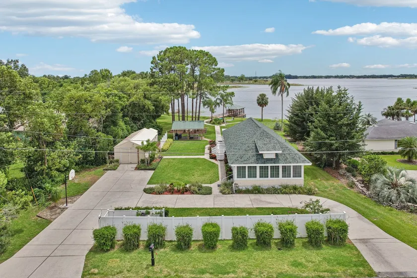 3 Bedroom Lakefront Retreat Near Downtown Tavares - Image 1