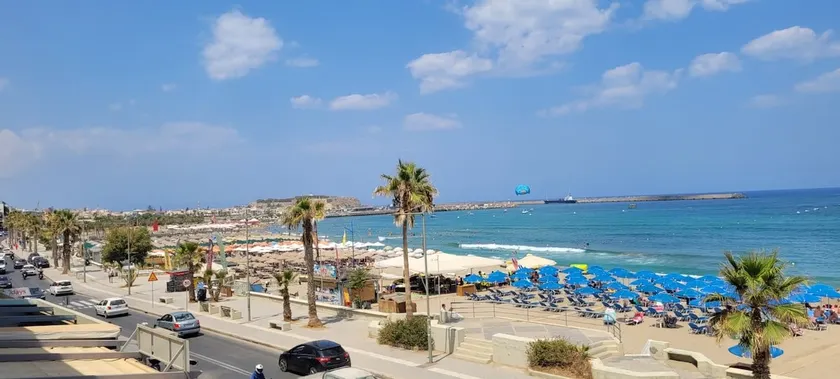 Aureta Beachfront Apartment Free Parking - Image 1