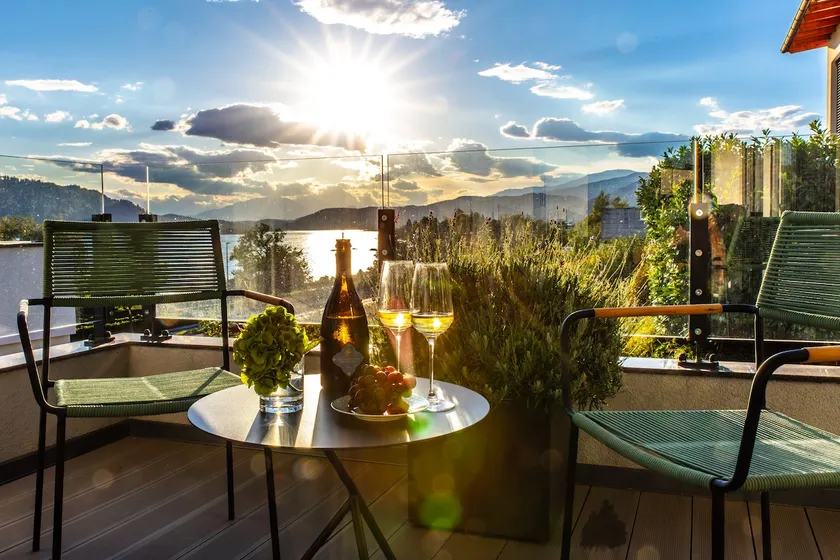 Exclusive apartment with lake view - Image 1