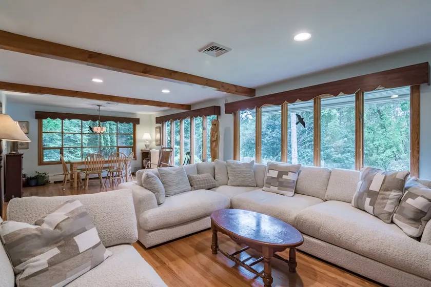 Luxury mid-century forest home, mins from downtown - Image 1