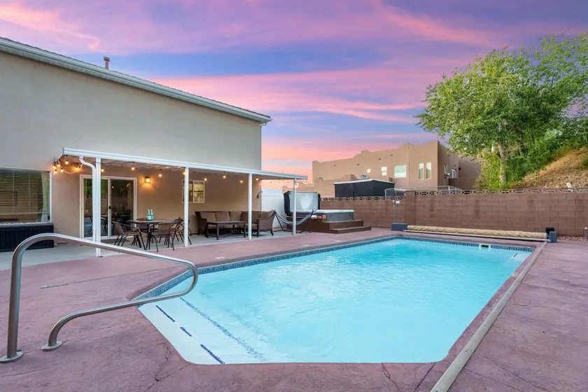Family Getaway: 4BR, Pool & Spa, – Sleeps 10 - Image 1