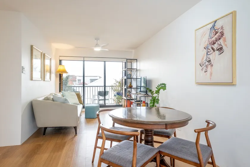 Entire 2 bedroom apartment + lock up garage - Image 1