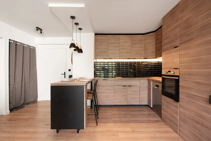 Bright 2-bedroom apartment with terrace, air conditioning & parking - Image 1