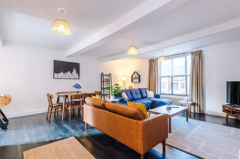Stunning 3BR Townhouse, Terrace, Games, Free Parking - Image 1