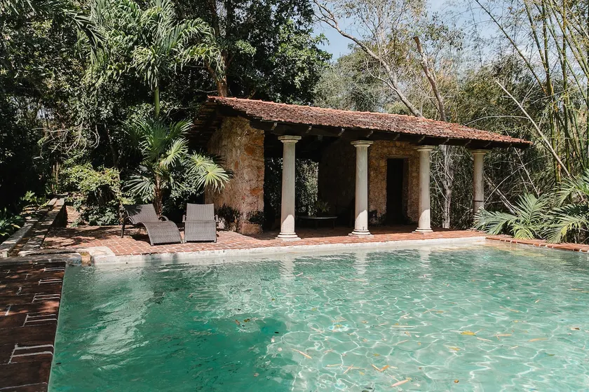 Jungle house with pool - Image 1