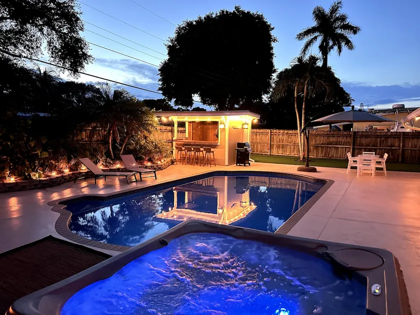 Jupiter Heated Pool/Spa Luxury 3Bed Home - Image 1