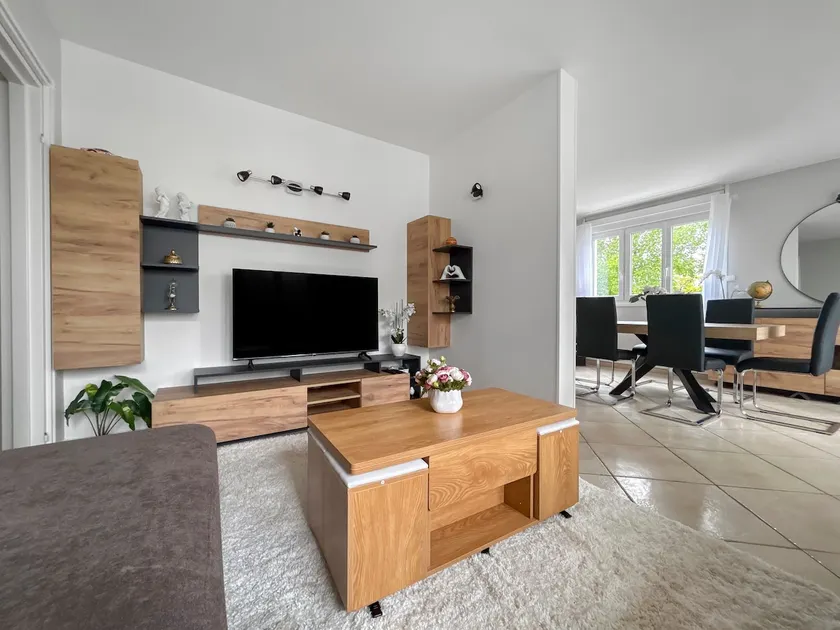 Bright apartment with balconies and private parking - Image 1