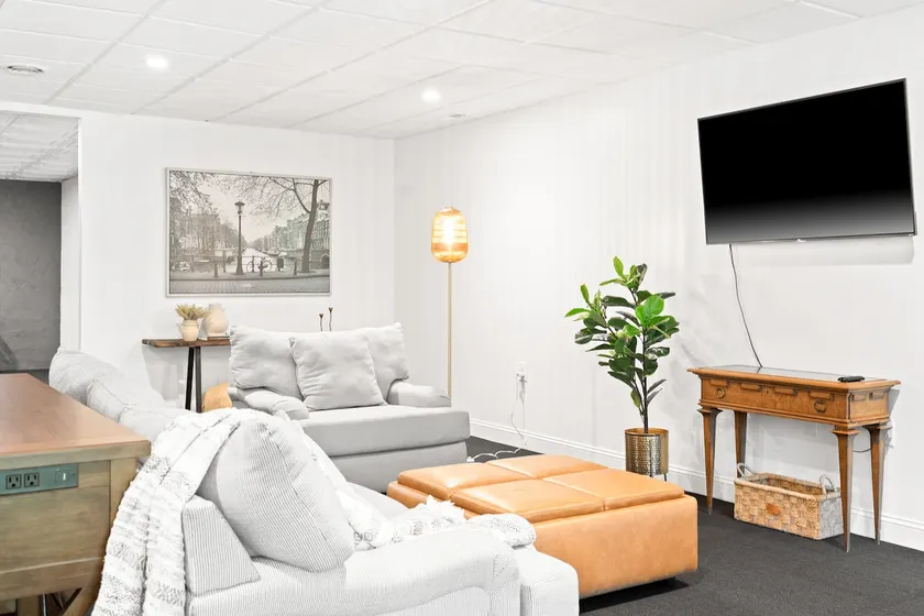 Stylish Suite – Easy I‑40 Access, Gym & Lounge - Image 1