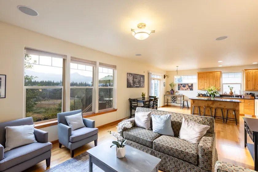 Charming, cozy home with immaculate view - Image 1