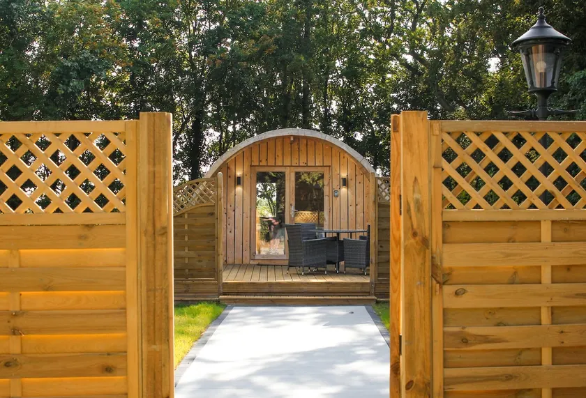 Stansted Airport - Cosy cabin with Parking - Image 1