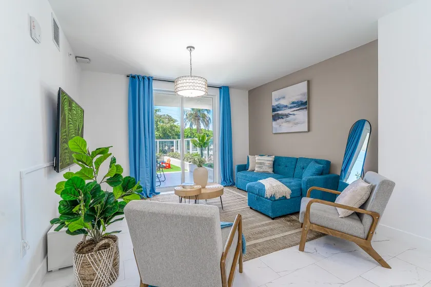 2BR in Hollywood|free parking|pool|balcony - Image 1