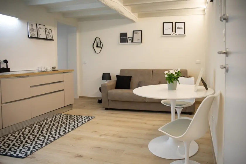 Obelisk apartment in the historic center of Reggio Emilia - Image 1