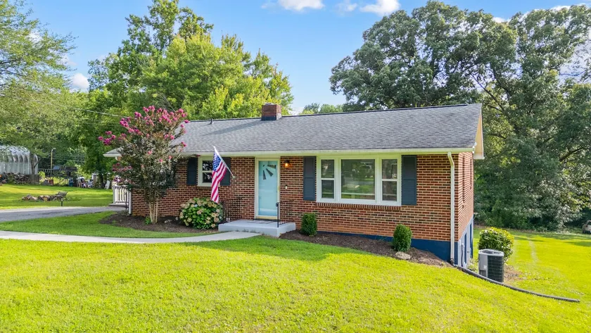 Stylish Stay Near Liberty U! - Image 1