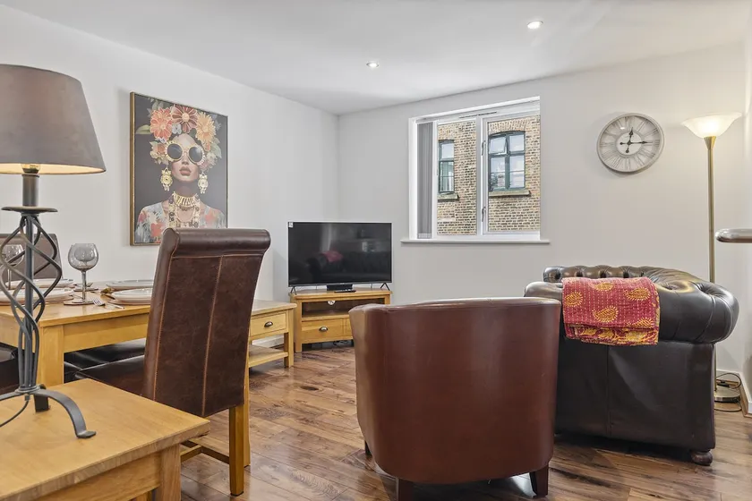 Tannery Mews - Lovely Central 2-Bed with Parking - Image 1