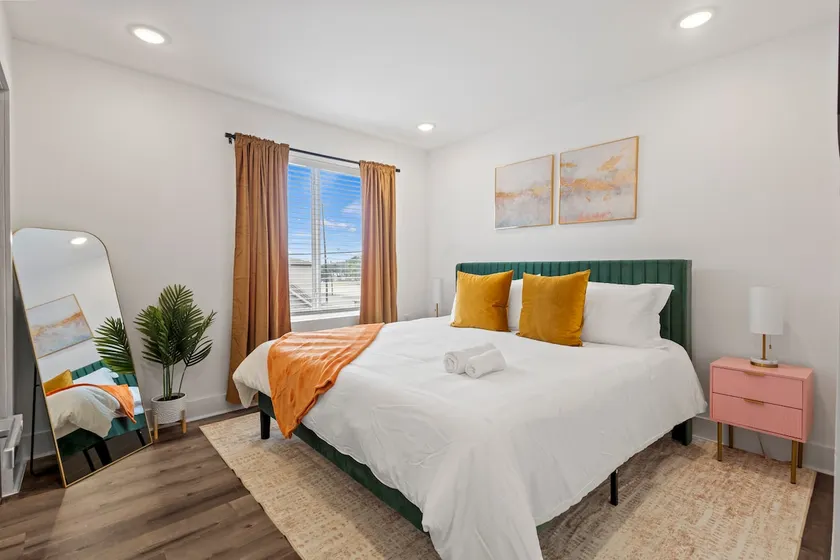 Modern King BR | Walk to Deep Ellum | Free Parking - Image 1