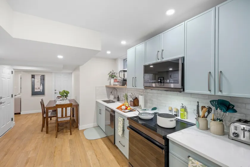 Stylish 2BR Suite with Full Kitchen - Image 1