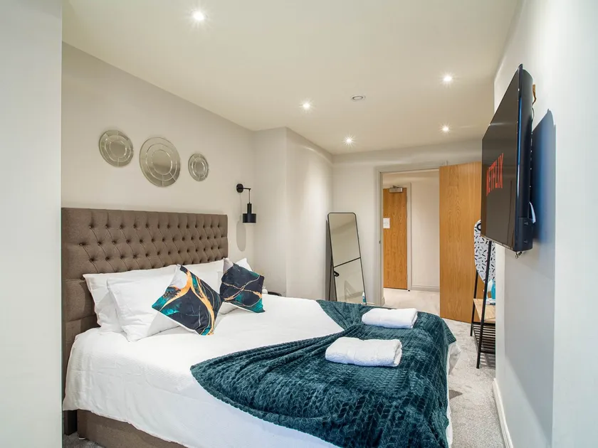 Leeds City Centre Apatment By Brigate | Sleeps 5 - Image 1
